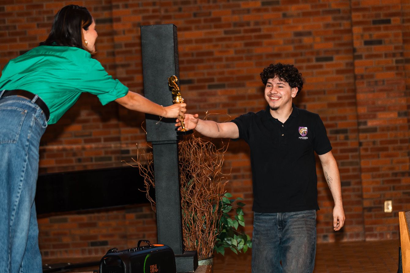 About the ALZA TU VOZ Debate en Espa?ol Tee campaign on Bonfire 2